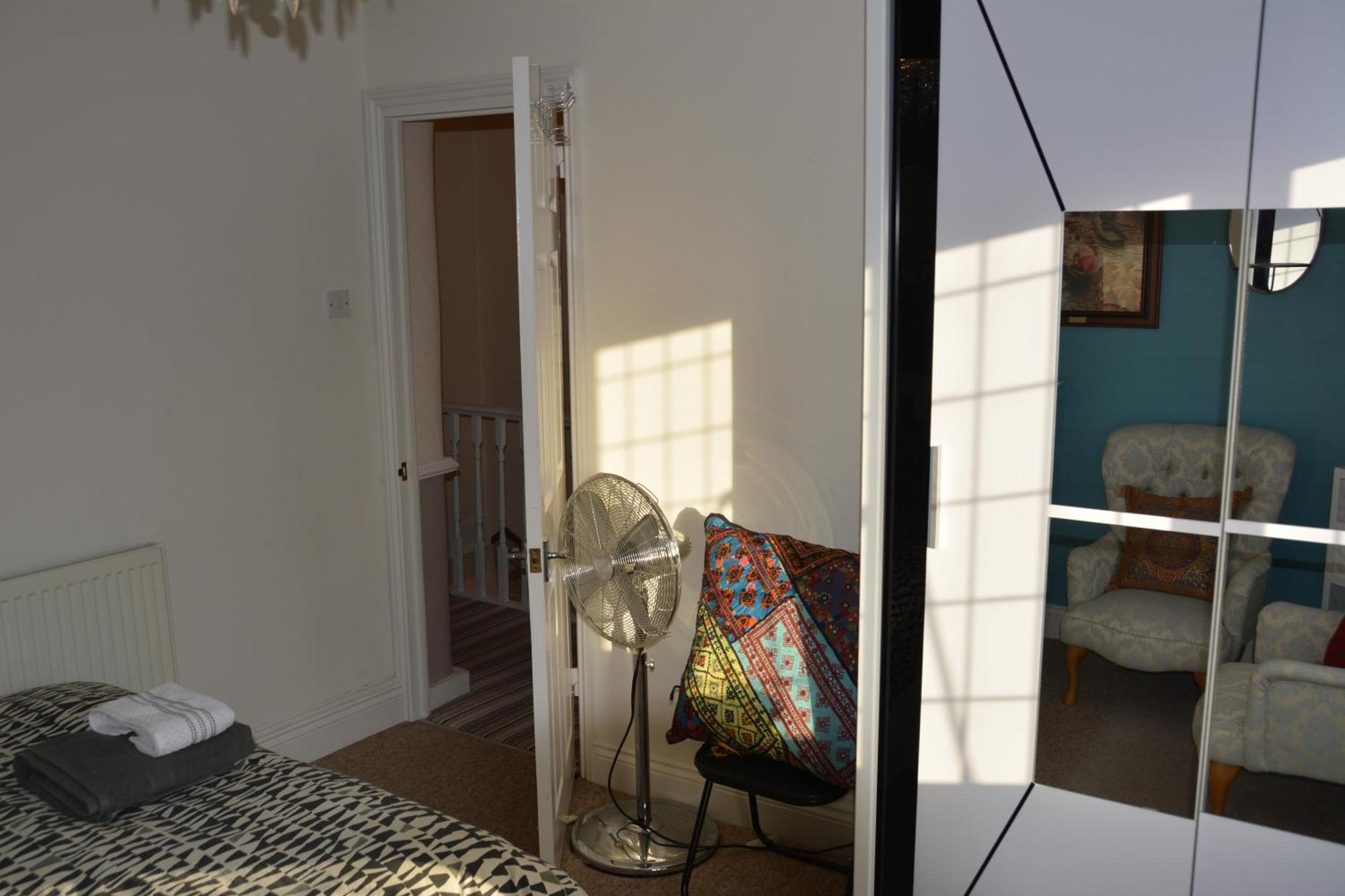 Cozy, Modern, Spacious 4 Bedroom House In London Romford Exterior foto